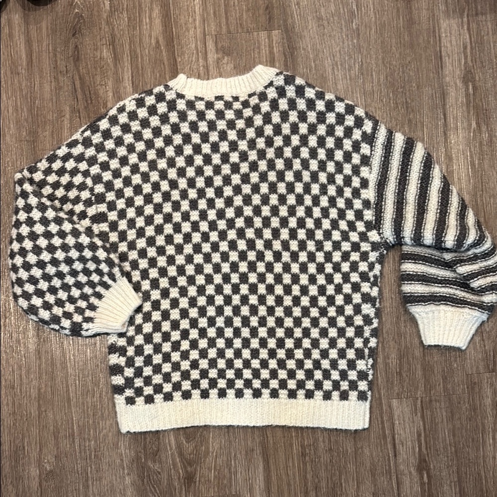 Altar’d State Gray and White Checkered Sweater - Picture 5 of 6